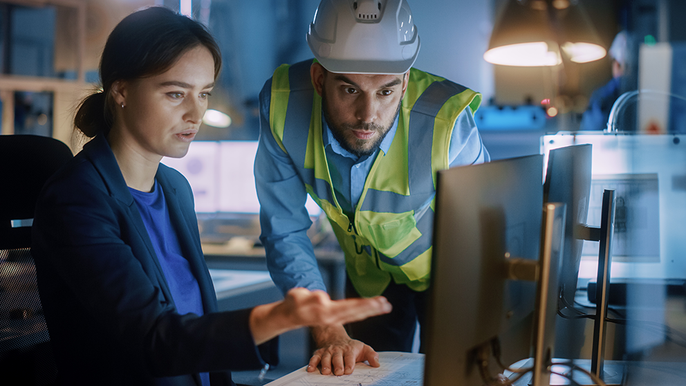 Wissen wird oft informell weitergegeben. Ein standardisiertes Wissensmanagement verbessert seine Verfügbarkeit.
