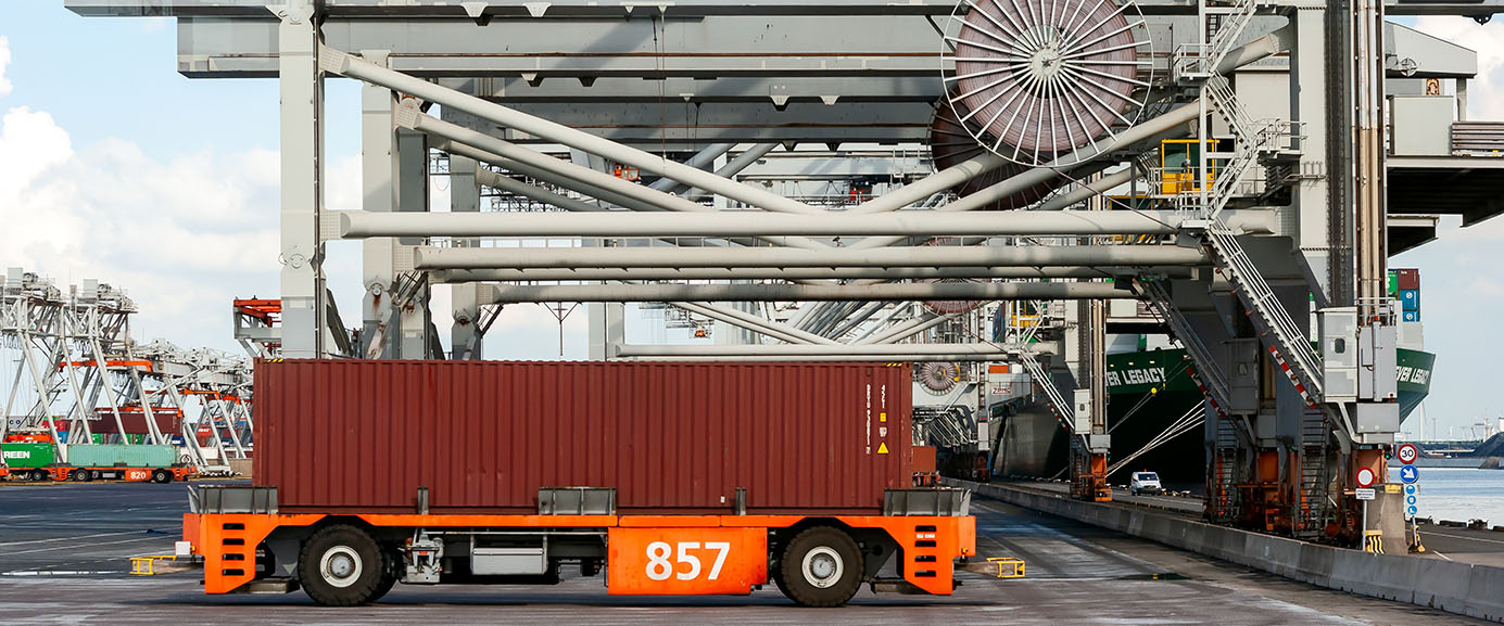 VDL-Automatisches Transportfahrzeug transportiert einen Schiffscontainer zu einem Schiff