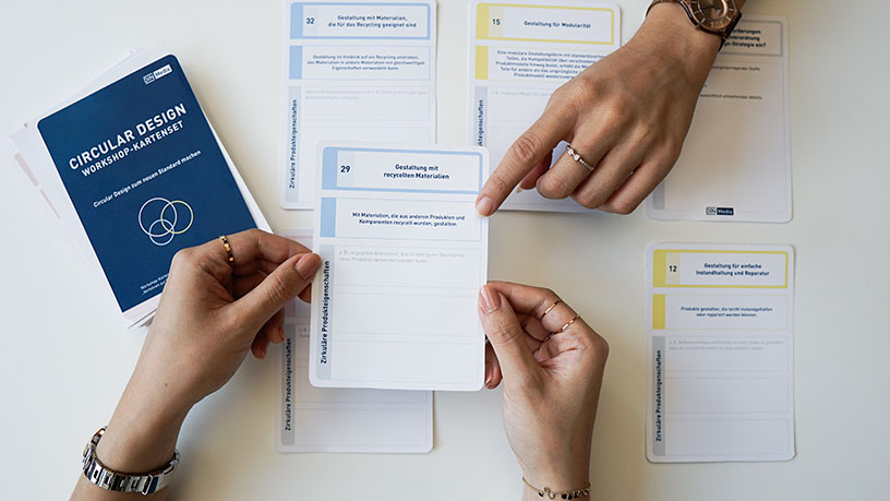 Recycling-Symbol auf futuristischem abstraktem blauen und grünen Plexus-Technologie-Hintergrund