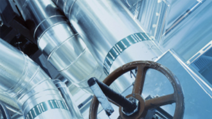 Bild von modernen Lüftungsrohren und Ventilsystem in einer Industrieumgebung für optimale Klimaregulierung und Energieeffizienz.