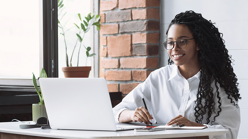 Weltkugel in Plastik eingewickelt 