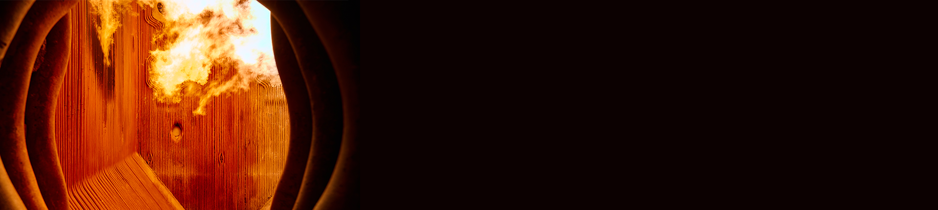 Intensive Flammenverbrennung innerhalb eines laufenden Dampfkesselofens in einem Wärmekraftwerk.