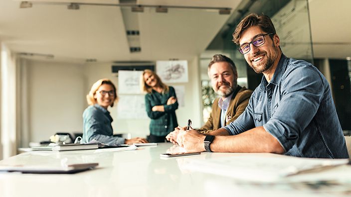 Personen, Weiterbildung, sitzen gemeinsam um einen Tisch 
